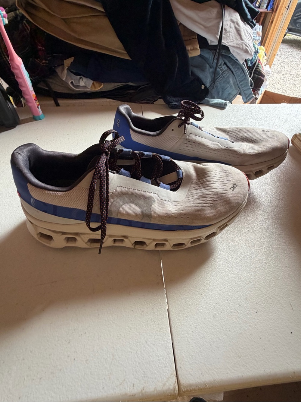 On Cloud Running Men’s Athletic Trainers in White and Blue